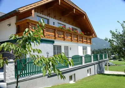 Das Gebäude in dem sich der Bauernhof befindet