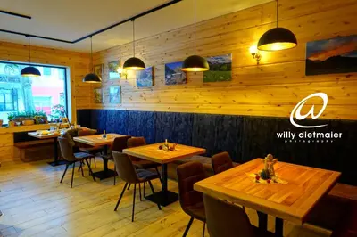 Ein Restaurant oder anderes Speiselokal in der Unterkunft Wood Apartments 4 Jahreszeiten