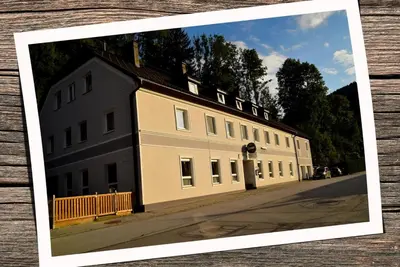 Das Gebäude in dem sich das Gasthaus befindet