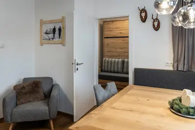 Ein Sitzbereich in der Unterkunft Zeitlos Apartments Flachau