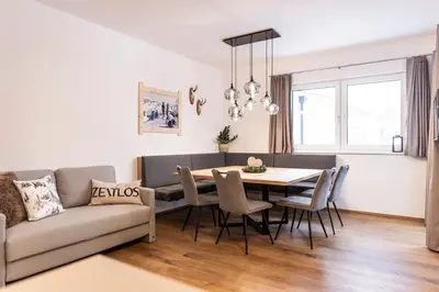 Ein Sitzbereich in der Unterkunft Zeitlos Apartments Flachau