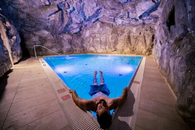 Der Swimmingpool an oder in der Nähe von Narzissen Vital Resort Bad Aussee