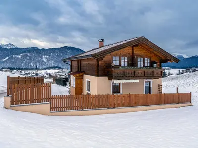 Ein allgemeiner Bergblick oder ein Berglick von des Chalets aus