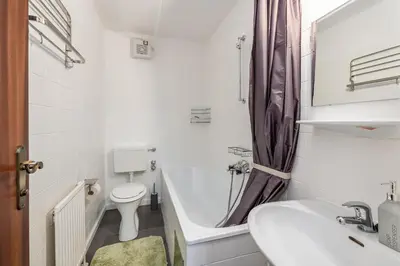 Ein Badezimmer in der Unterkunft Peak Moments - by myNests