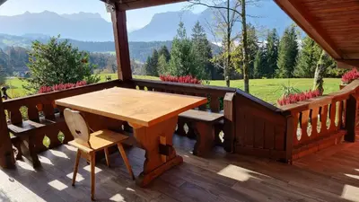 Ein allgemeiner Bergblick oder ein Berglick von des Chalets aus