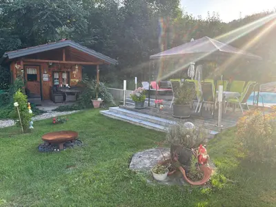 Ein Garten an der Unterkunft Pension Hutterer