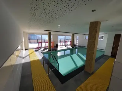 Der Swimmingpool an oder in der Nähe von Glücksplatz im Lärchenhof Mauterndorf