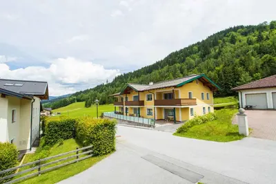 Ein allgemeiner Bergblick oder ein Berglick von der Ferienwohnung aus