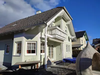 Das Gebäude in dem sich das Ferienhaus befindet