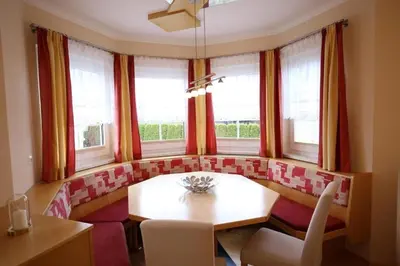 Ein Sitzbereich in der Unterkunft Ferienhaus Aich by Alpenidyll Apartments
