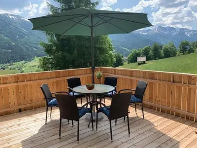 Ein allgemeiner Bergblick oder ein Berglick von des Ferienhauses aus