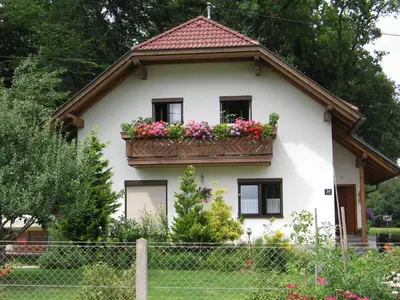 Ein Garten an der Unterkunft Maria's Ferienwohnung