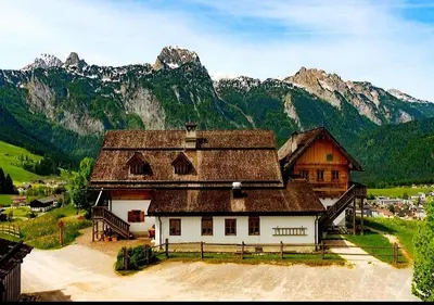Ein allgemeiner Bergblick oder ein Berglick von des Bauernhofs aus