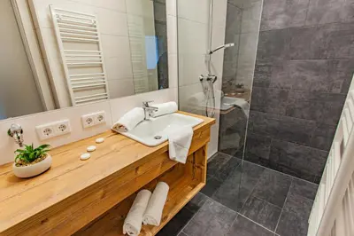 Ein Badezimmer in der Unterkunft Happy Aich 4 by Alpenidyll Apartments - b70303