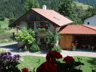 Das Gebäude in dem sich das Ferienhaus befindet