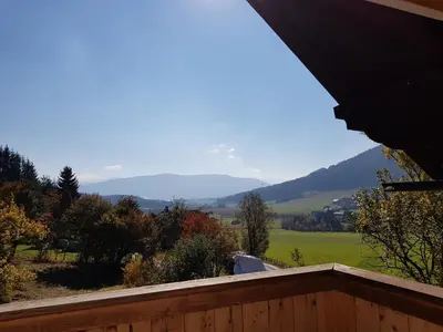 Ein allgemeiner Bergblick oder ein Berglick von des Ferienhauses aus