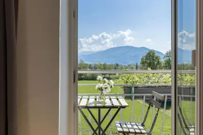 Ein allgemeiner Bergblick oder ein Berglick von des Privatzimmers aus