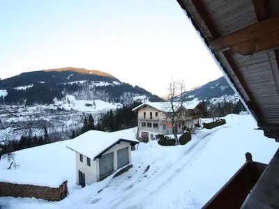 Ein allgemeiner Bergblick oder ein Berglick von des Ferienhauses aus