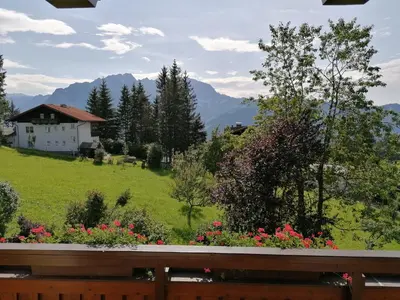Ein allgemeiner Bergblick oder ein Berglick von der Ferienwohnung aus