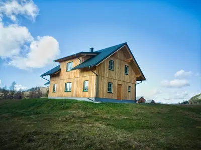 Das Gebäude in dem sich das Ferienhaus befindet