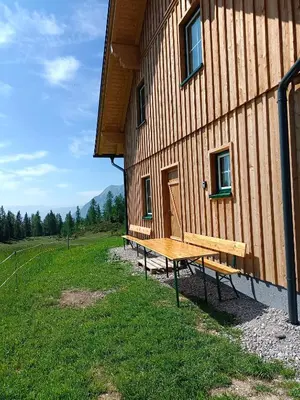 Das Gebäude in dem sich das Ferienhaus befindet