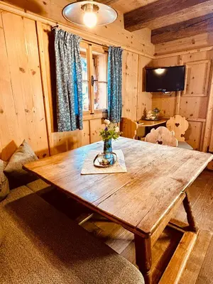 Ein Sitzbereich in der Unterkunft Urige Kuschelhütten Oberprenner