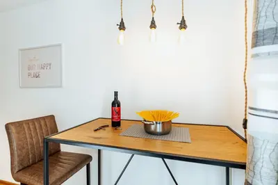 Getränke in der Unterkunft ArVia Living - Ferienwohnung in Altmünster, zentrale Lage, 7 Min Gehweg zum Traunsee, Küche, gratis Parkplatz & WLAN