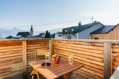 Ein Balkon oder eine Terrasse in der Unterkunft ArVia Living - Ferienwohnung in Altmünster, zentrale Lage, 7 Min Gehweg zum Traunsee, Küche, gratis Parkplatz & WLAN