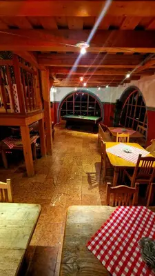 Ein Restaurant oder anderes Speiselokal in der Unterkunft FLICHTLHOF Hütte