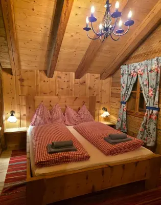 Ein Bett oder Betten in einem Zimmer der Unterkunft ZIRBENHütte