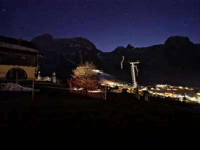 Ein allgemeiner Bergblick oder ein Berglick von des Chalets aus