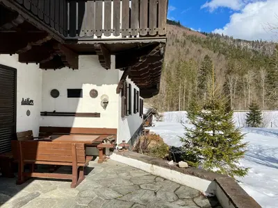 Ein allgemeiner Bergblick oder ein Berglick von des Ferienhauses aus