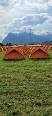 Ein allgemeiner Bergblick oder ein Berglick von der Zelt-Lodge aus