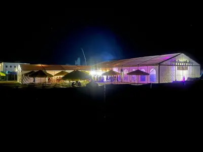 Das Gebäude in dem sich die Zelt-Lodge befindet