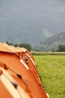 Ein allgemeiner Bergblick oder ein Berglick von der Zelt-Lodge aus
