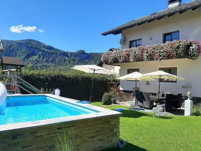 Der Swimmingpool an oder in der Nähe von Family House Bad Goisern am Hallstättersee