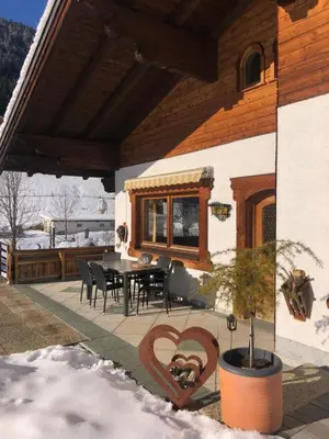Das Gebäude in dem sich das Ferienhaus befindet
