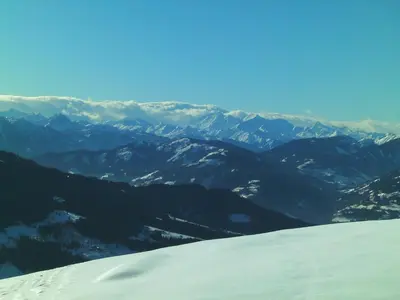 Ein allgemeiner Bergblick oder ein Berglick von des Ferienhauses aus