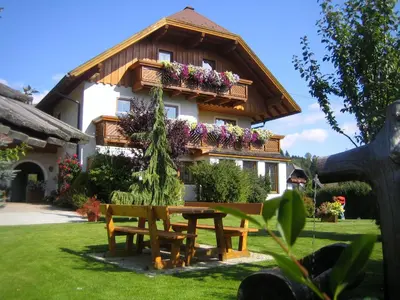 Ein Garten an der Unterkunft Ferienwohnungen Schwalbennest