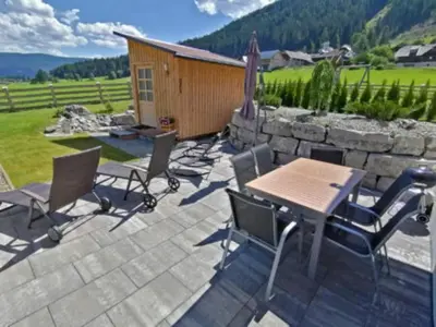 Ein allgemeiner Bergblick oder ein Berglick von des Ferienhauses aus