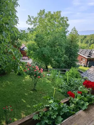 Ein Garten an der Unterkunft Ferienwohnung am Traunsee