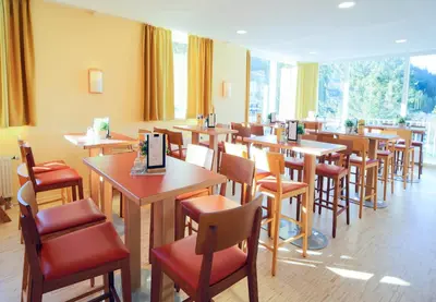 Ein Restaurant oder anderes Speiselokal in der Unterkunft JUFA Hotel Planneralm