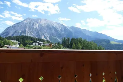 Ein allgemeiner Bergblick oder ein Berglick von der Ferienwohnung aus