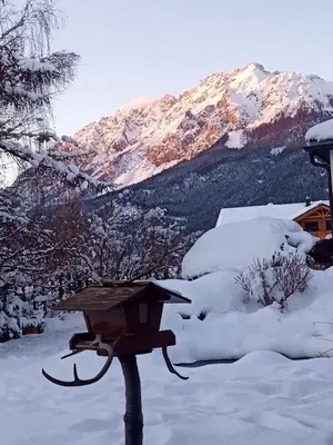 Ein allgemeiner Bergblick oder ein Berglick von des Ferienhauses aus