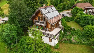 Das Gebäude in dem sich das Ferienhaus befindet