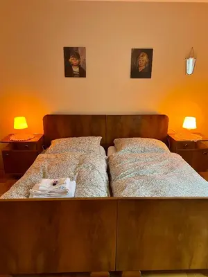 Ein Bett oder Betten in einem Zimmer der Unterkunft Ferienwohnung Museum Huemer