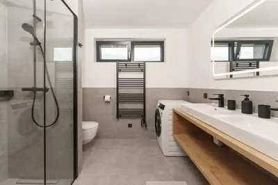Ein Badezimmer in der Unterkunft Alpenlodge Haus - SKIING resort