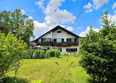 Ein Garten an der Unterkunft Ferienwohnungen Wolfenhaus am See