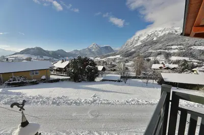 Ein allgemeiner Bergblick oder ein Berglick von der Ferienwohnung aus