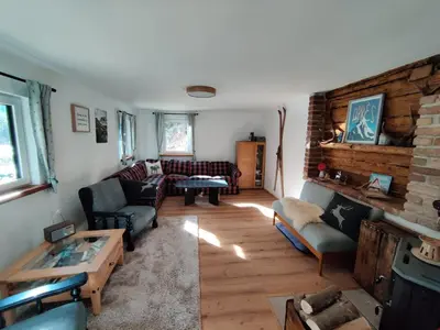 Ein Sitzbereich in der Unterkunft Idyllic Mountain Hütte -Gesäuse Nationalpark